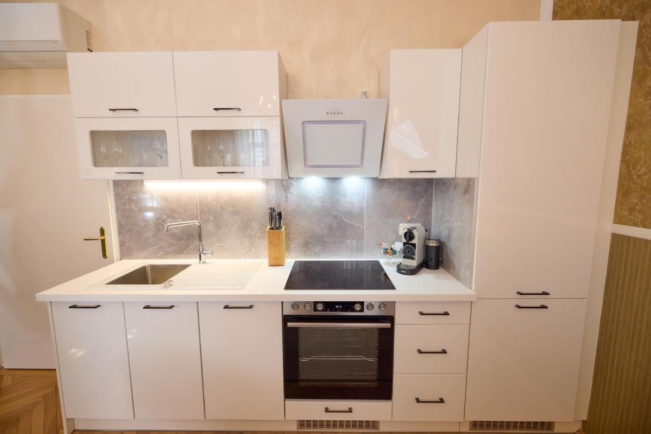 Sophies Place Augarten - Imperial Lifestyle City Apartments Vienna Parking Exterior photo